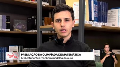 Estudantes recebem medalha de ouro da Olimpíada Brasileira de Matemática das Escolas Públicas