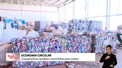 Cooperativas de reciclagem do DF recebem caminhões para coleta
