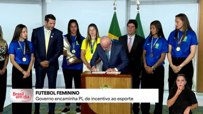 Lula envia ao Congresso projeto para desenvolver futebol feminino