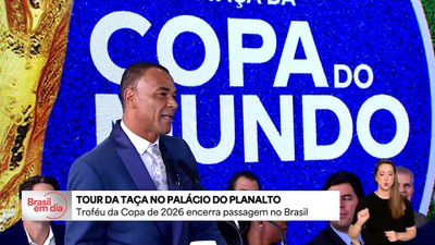 Lula defende valorização do futebol feminino durante cerimônia do tour da taça da Copa do Mundo