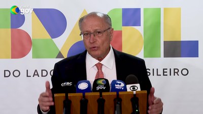 Entrevista: vice-presidente Alckmin fala sobre tarifaço e importância do diálogo