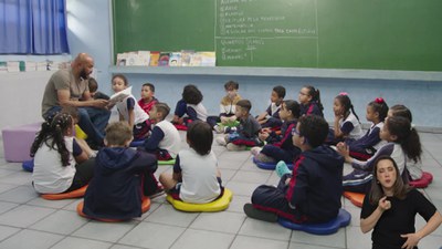 CRIANÇA ALFABETIZADA - TEMPORADA 1, EPISÓDIO 4 - PRÁTICAS DE LEITURA POR MEIO DA PROFESSORA